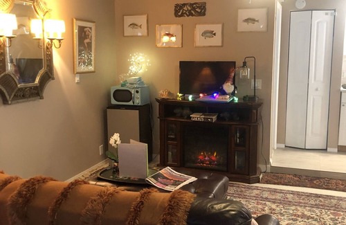 Englewood Apartment | Mermaid Studio Apt. w/Private Entrance *1 Mile from the Water! Pet Friendly!