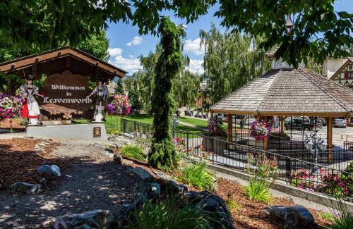 Leavenworth House | Merry Creekside Retreat