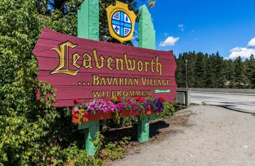 Leavenworth House | Merry Creekside Retreat