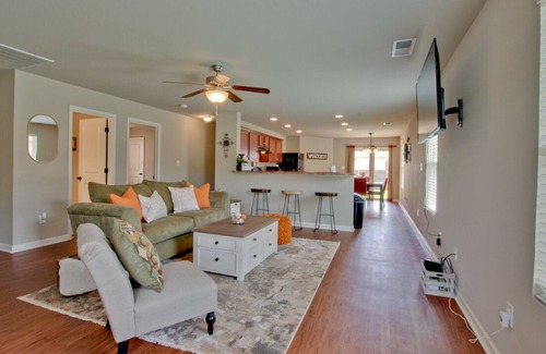 Normal House | Mertle Home| 3bed 2bth, great for families in quiet neighborhood!