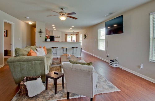 Normal House | Mertle Home| 3bed 2bth, great for families in quiet neighborhood!