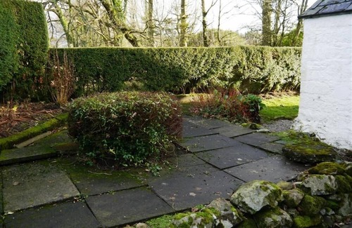 Newton Stewart Cottage | Merton Garden Cottage - a cottage that sleeps 6 guests in 3 bedrooms