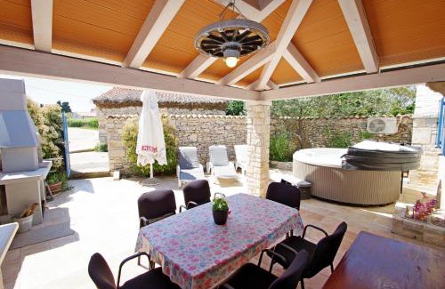 Kavran House | Mery Country House