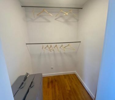 Stockum House | (Messe)Zimmer mit Bad und Ankleideraum + Parkplatz