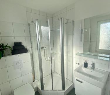 Stockum House | (Messe)Zimmer mit Bad und Ankleideraum + Parkplatz