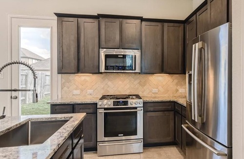Richmond House | Meticulously-maintained 3-BR Townhouse w/ Backyard ~ Double-Story!