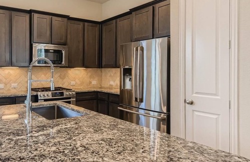 Richmond House | Meticulously-maintained 3-BR Townhouse w/ Backyard ~ Double-Story!