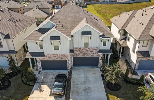 Richmond House | Meticulously-maintained 3-BR Townhouse w/ Backyard ~ Double-Story!