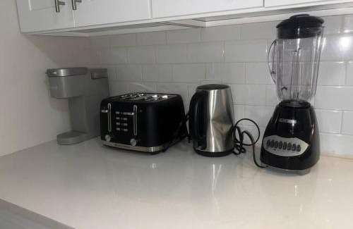 Newark Apartment | Metro haven 3 KINGs Bed 5 mins from EWR NYC Port