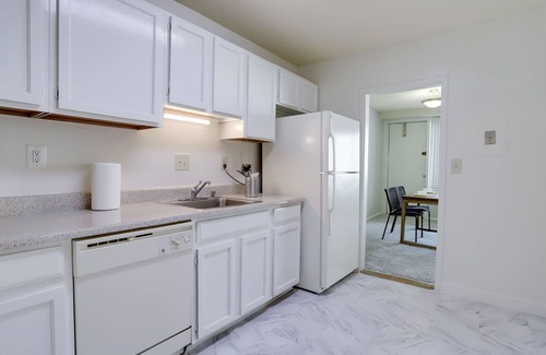 Crystal City Apartment | Metro Steps Away Crystal City Apartment