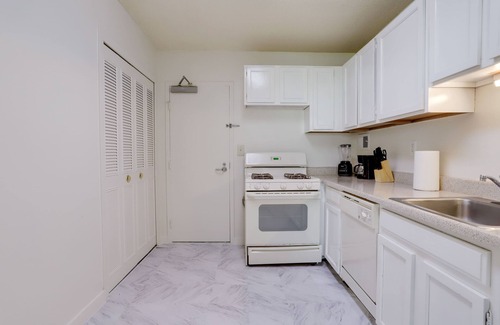 Crystal City Apartment | Metro Steps Away Crystal City Apartment