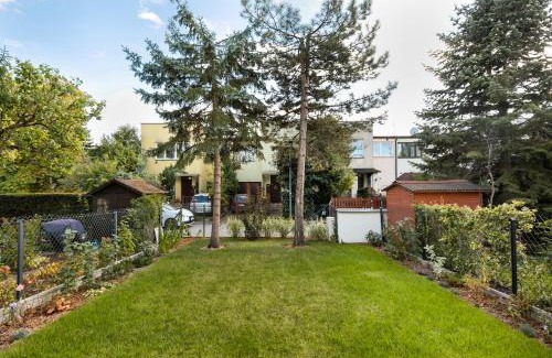 Targowek Apartment | Metro Zacisze Fausta House with Garden