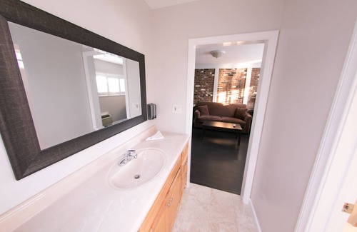 Westlake South Hotel | Metropolitan Inn & Suites