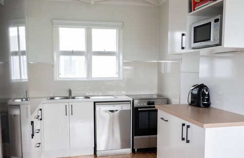 Metung House | Metung Holiday House | Family & Pet Friendly, Cosy Coastal downtown stay