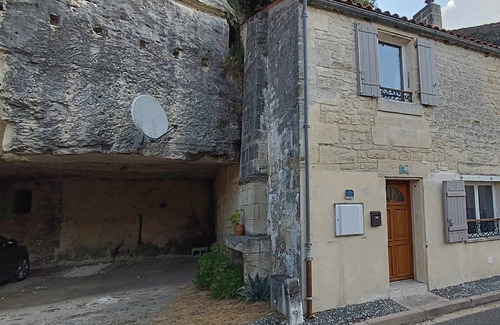 Saint-Savinien House | Meublé de tourisme "Petit Chail" semi-troglodyte à Saint Savinien