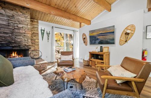 Moonridge House | Mi Casa Es Su Casa - Immerse yourself in a world of modern mountain living!