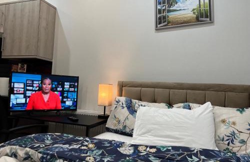 Ealing Hotel | MIA Residence - Entire Studio apartment - City View - London - Next to Ealing Broadway Station