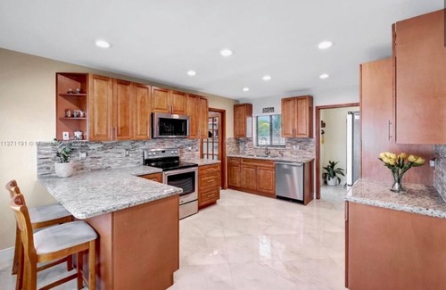 Palmetto Estates House | Miami home, 8 person Hot Tub, Heated Pool, Outdoor Kitchen, Outdoor Bathroom, AC