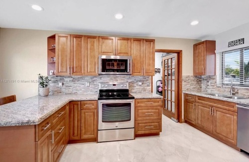 Palmetto Estates House | Miami home, 8 person Hot Tub, Heated Pool, Outdoor Kitchen, Outdoor Bathroom, AC