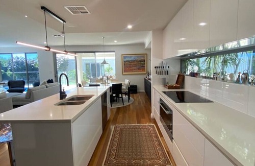 Melville House | MiaMia : Ultra Modern Home with Pool & Courtyard