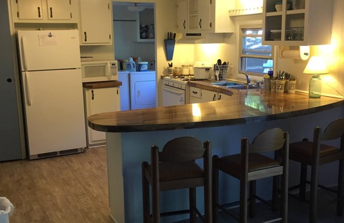 South Haven Cottage | Michigan Sandcastle: Secluded Beach, Clean, Comfy, Cute and Woodsy