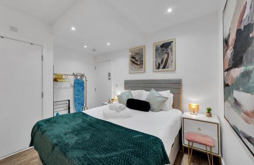 West Ealing Apartment | Micro Chic, Tiny Studio with Functional Desk