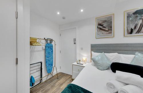 West Ealing Apartment | Micro Chic, Tiny Studio with Functional Desk