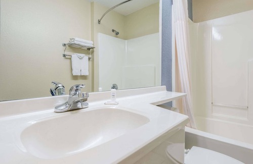 Waldron Hotel | Microtel Inn & Suites by Wyndham Kansas City Airport