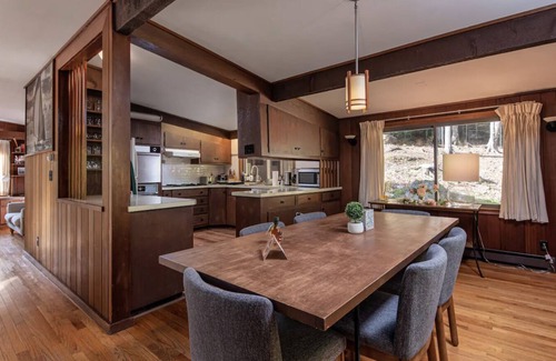 Stratton Mountain Ski Chalet | Mid-Century Arty Chalet - 2 Min to Stratton Slopes