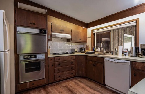 Stratton Mountain Ski Chalet | Mid-Century Arty Chalet - 2 Min to Stratton Slopes