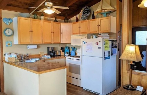 Florence House | ☀️ Mid-century beach cottage with fenced deck, pet-friendly & peaceful.