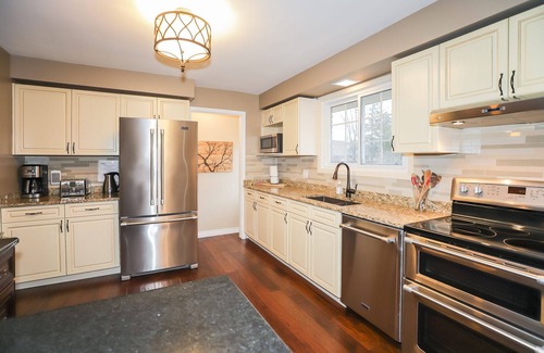 Historic Old Town House | Mid-Century Cottage in Historic Old Town Niagara on the Lake, walk to amenities.