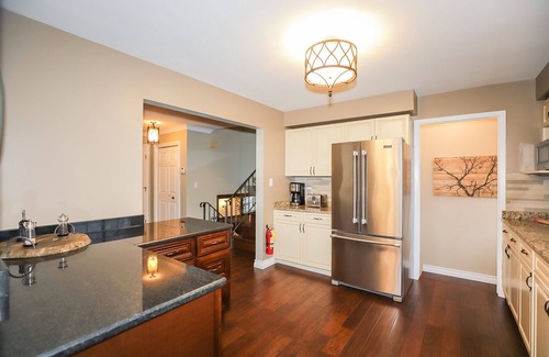 Historic Old Town House | Mid-Century Cottage in Historic Old Town Niagara on the Lake, walk to amenities.