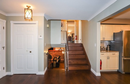 Historic Old Town House | Mid-Century Cottage in Historic Old Town Niagara on the Lake, walk to amenities.