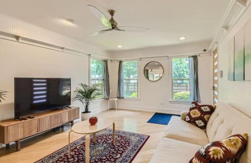 Georgetown House | Mid Century Cozy & Quiet Home-Walk to the Square