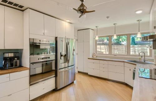 Georgetown House | Mid Century Cozy & Quiet Home-Walk to the Square