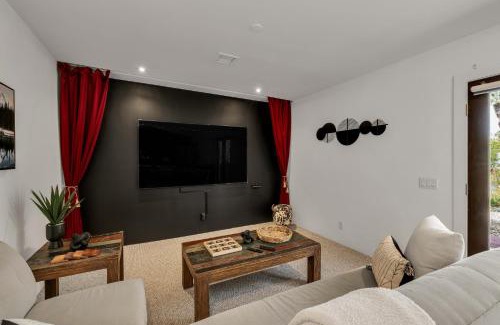 Tahquitz River Estates House | Mid-Century Elegance & Fun in Tahquitz River Estates