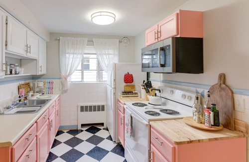 Mount Healthy Apartment | Mid-Century First-Floor Apt 15 Mins to Cincinnati!