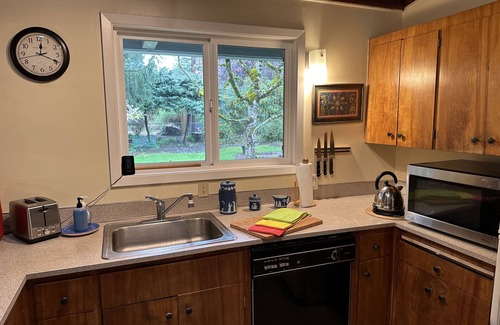 Cedar Hills House | Mid-Century Gem Close To Portland Downtown, Nike and Cedar Hills Crossing
