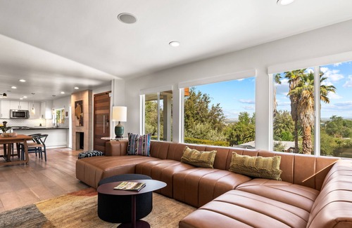Downtown Riverside House | Mid Century Hilltop Getaway (Entire Home)