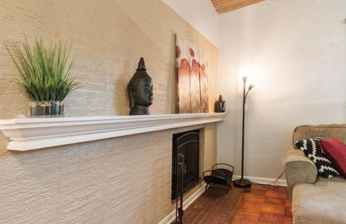 Gainesville House | Mid-century Home 2 miles to UF, Downtown, and Shands Plus Walk to Coffee Culture, Planet Fitness and Alfred A Ring Park