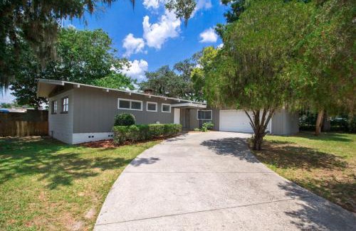 Gainesville House | Mid-century Home 2 miles to UF, Downtown, and Shands Plus Walk to Coffee Culture, Planet Fitness and Alfred A Ring Park