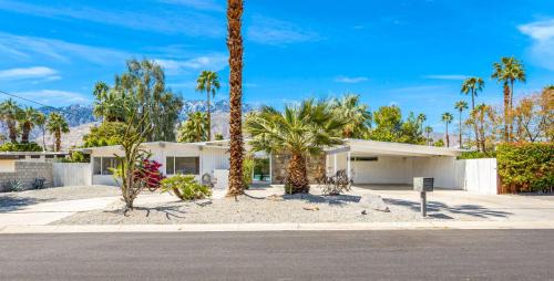 Palm Springs House | Mid-Century Home, 5-min to downtown, HUGE Pool & Spa