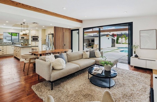 Harbor Villa | Mid Century Modern Beach Villa - Close to beaches, parks, Disneyland, Aquarium