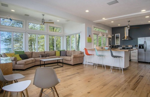 Michigan House | Mid- Century Modern: Exclusive Lakefrtont Getaway