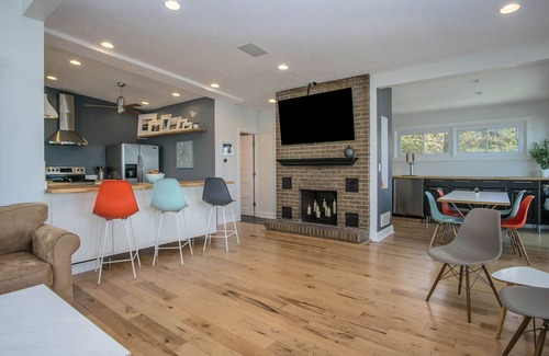 Michigan House | Mid- Century Modern: Exclusive Lakefrtont Getaway