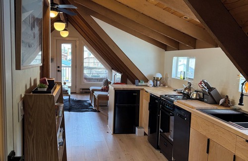 Hayden Island Boat Rental | Mid-Century Modern FLOATING Home on the water w river views and Private Patio