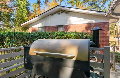 Collier Heights House | Mid-century modern home with a private yard, washer/dryer, and central AC