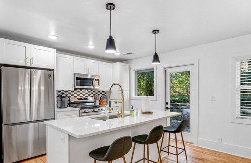 Collier Heights House | Mid-century modern home with a private yard, washer/dryer, and central AC