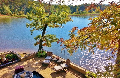 Union House | Mid Century Modern Home w/Private Pool & Lake on 50 Acres